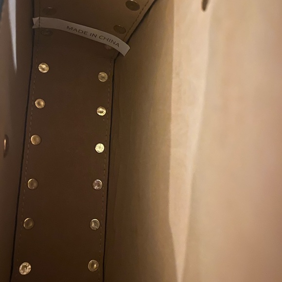 Cute and fun crossbody bag! Transfers from crossbody to handheld! - Picture 6 of 6